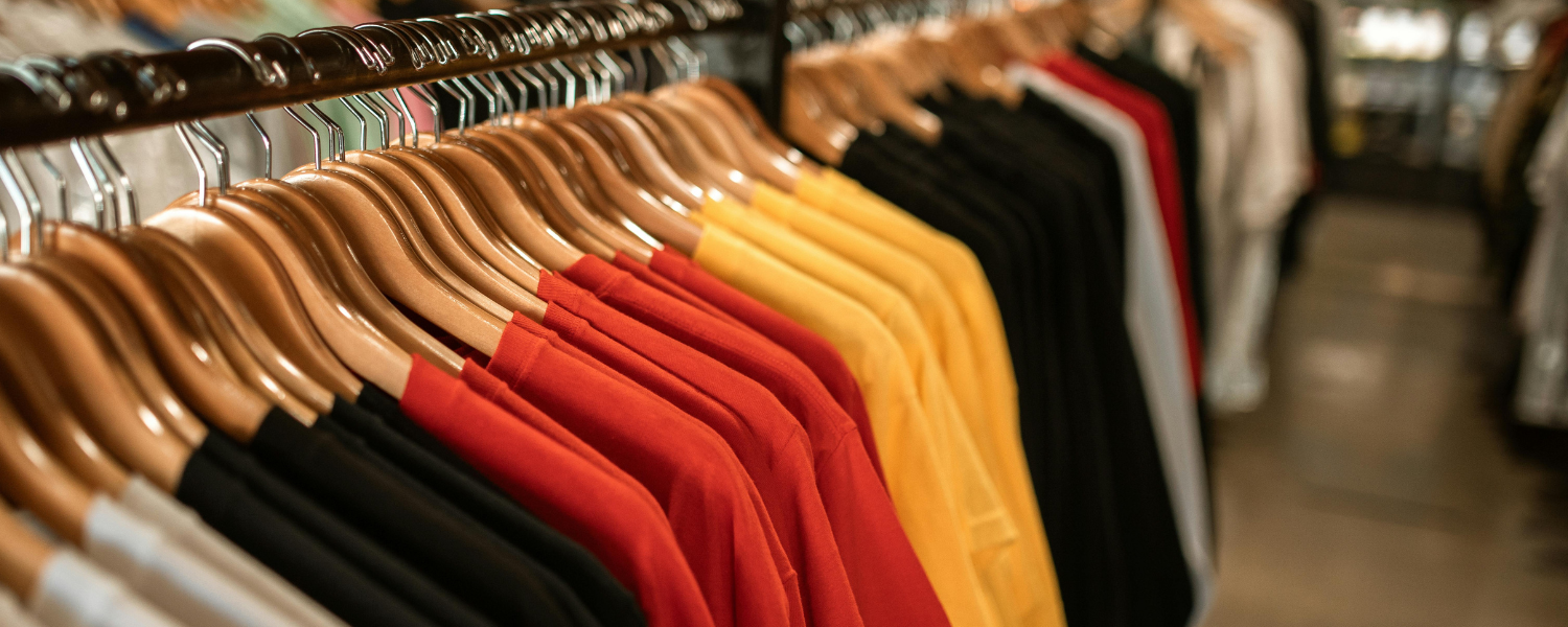 Tシャツハンガーでつるして並べてる画像